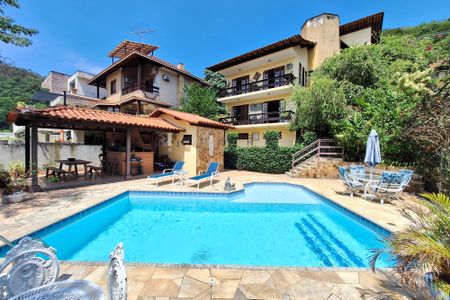 Casa de condomínio à venda com 227m², 4 quartos e 2 vagasQuintal