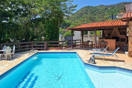 Casa de condomínio à venda com 227m², 4 quartos e 2 vagasQuintal