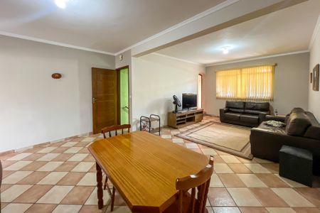 Casa para alugar com 240m², 4 quartos e 2 vagasSala