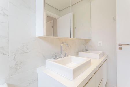 Apartamento à venda com 212m², 4 quartos e 2 vagas Apartamento à venda com 212m², 4 quartos e 2 vagasBanheiro da Suíte 1