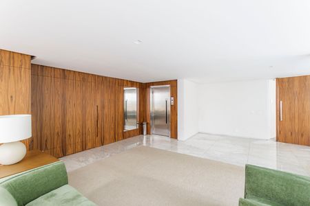 Apartamento à venda com 212m², 4 quartos e 2 vagas Apartamento à venda com 212m², 4 quartos e 2 vagasHall social