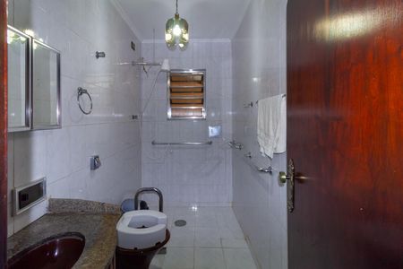 Casa de condomínio à venda com 225m², 4 quartos e 4 vagasBanheiro 3