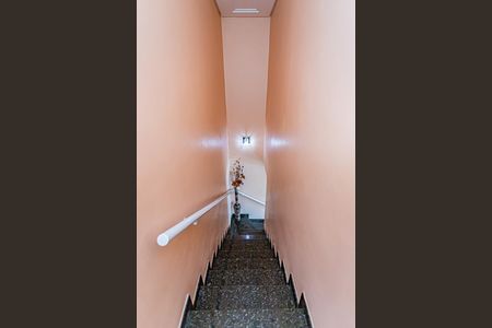 Casa à venda com 107m², 3 quartos e 4 vagas Casa à venda com 107m², 3 quartos e 4 vagasEscada