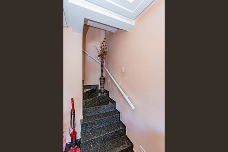 Casa à venda com 107m², 3 quartos e 4 vagas Casa à venda com 107m², 3 quartos e 4 vagasEscada