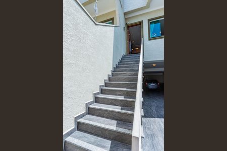 Casa à venda com 107m², 3 quartos e 4 vagas Casa à venda com 107m², 3 quartos e 4 vagasEscada