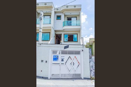 Casa à venda com 107m², 3 quartos e 4 vagas Casa à venda com 107m², 3 quartos e 4 vagasFachada