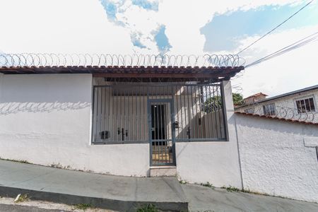 Casa à venda com 120m², 4 quartos e 2 vagas Casa à venda com 120m², 4 quartos e 2 vagasFachada