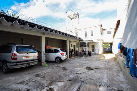 Casa para alugar com 350m², 4 quartos e 5 vagas Casa para alugar com 350m², 4 quartos e 5 vagasQuintal / Garagem