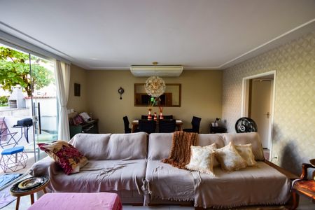 Casa para alugar com 350m², 4 quartos e 5 vagas Casa para alugar com 350m², 4 quartos e 5 vagasSala