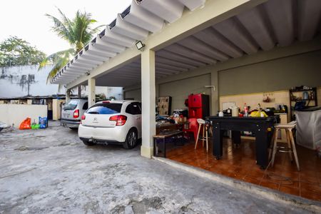 Casa para alugar com 350m², 4 quartos e 5 vagas Casa para alugar com 350m², 4 quartos e 5 vagasQuintal / Garagem