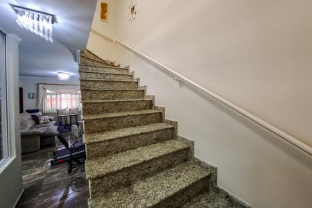 Casa à venda com 120m², 2 quartos e 1 vagaEscada