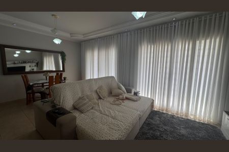 Casa à venda com 220m², 4 quartos e 3 vagasSala