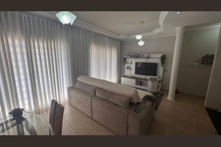Casa à venda com 220m², 4 quartos e 3 vagasSala