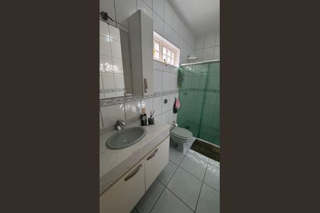 Casa à venda com 220m², 4 quartos e 3 vagasBanheiro 2