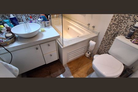 Apartamento à venda com 240m², 3 quartos e 3 vagasBanheiro Suíte 2