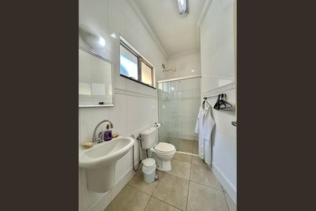 Casa para alugar com 280m², 4 quartos e 8 vagas Casa para alugar com 280m², 4 quartos e 8 vagasBanheiro da Suíte 1