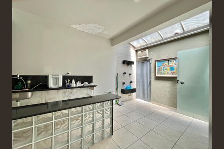 Casa para alugar com 280m², 4 quartos e 8 vagas Casa para alugar com 280m², 4 quartos e 8 vagasCozinha