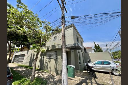 Casa para alugar com 280m², 4 quartos e 8 vagas Casa para alugar com 280m², 4 quartos e 8 vagasFachada