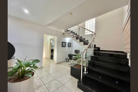 Casa para alugar com 280m², 4 quartos e 8 vagas Casa para alugar com 280m², 4 quartos e 8 vagasSala