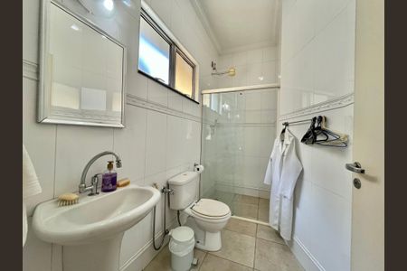 Casa para alugar com 280m², 4 quartos e 8 vagas Casa para alugar com 280m², 4 quartos e 8 vagasBanheiro da Suíte 1
