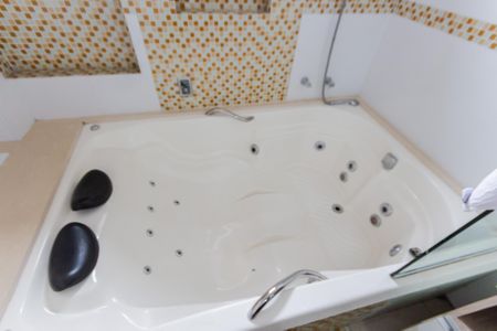 Apartamento à venda com 146m², 3 quartos e 4 vagas Apartamento à venda com 146m², 3 quartos e 4 vagasBanheira