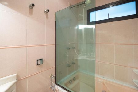 Casa à venda com 360m², 6 quartos e 2 vagas Casa à venda com 360m², 6 quartos e 2 vagasBanheiro da Suíte 1