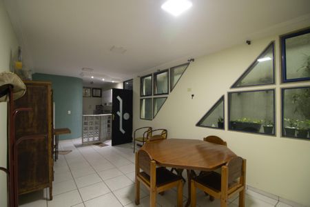 Casa à venda com 360m², 6 quartos e 2 vagas Casa à venda com 360m², 6 quartos e 2 vagasCozinha