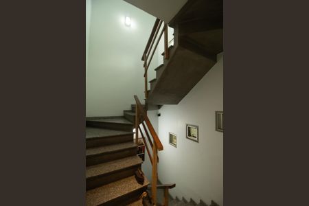 Casa à venda com 360m², 6 quartos e 2 vagas Casa à venda com 360m², 6 quartos e 2 vagasEscadas