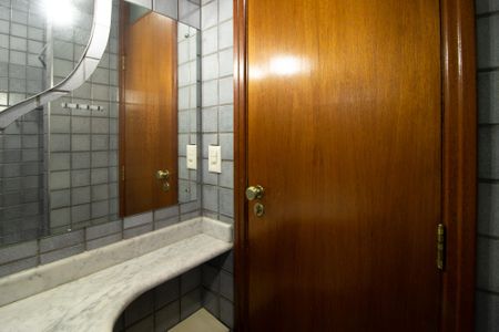 Casa à venda com 360m², 6 quartos e 2 vagas Casa à venda com 360m², 6 quartos e 2 vagasBanheiro