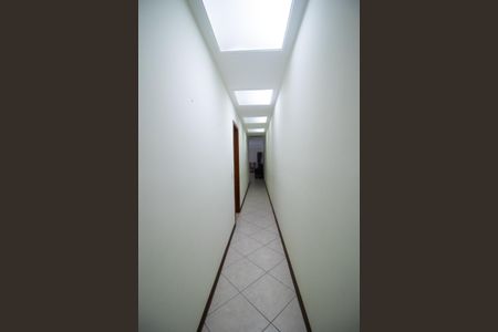 Casa à venda com 360m², 6 quartos e 2 vagas Casa à venda com 360m², 6 quartos e 2 vagasCorredor