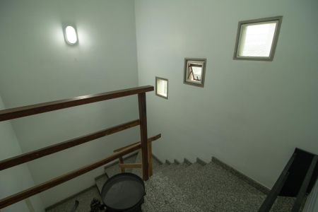 Casa à venda com 360m², 6 quartos e 2 vagas Casa à venda com 360m², 6 quartos e 2 vagasEscadas