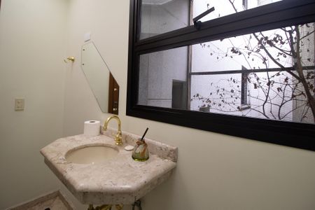 Casa à venda com 360m², 6 quartos e 2 vagas Casa à venda com 360m², 6 quartos e 2 vagasLavabo 2