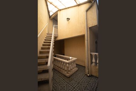 Casa à venda com 400m², 3 quartos e 2 vagas Casa à venda com 400m², 3 quartos e 2 vagasEscada