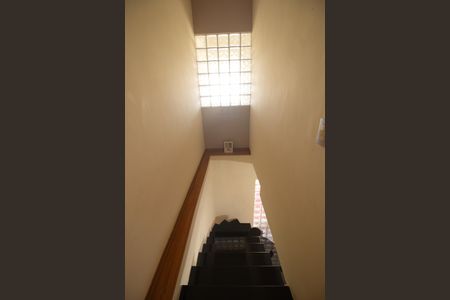 Casa à venda com 400m², 3 quartos e 2 vagas Casa à venda com 400m², 3 quartos e 2 vagasEscada