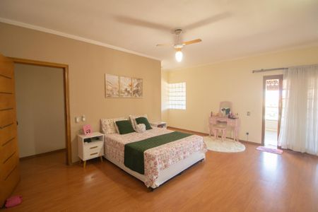 Casa à venda com 400m², 3 quartos e 2 vagas Casa à venda com 400m², 3 quartos e 2 vagasSuíte