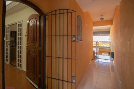 Casa à venda com 400m², 3 quartos e 2 vagas Casa à venda com 400m², 3 quartos e 2 vagasCorredor para a Varanda da Sala