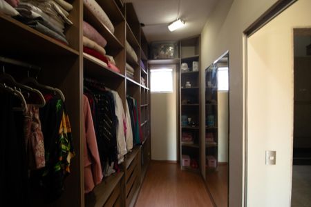 Casa à venda com 400m², 3 quartos e 2 vagas Casa à venda com 400m², 3 quartos e 2 vagasCloset da suíte