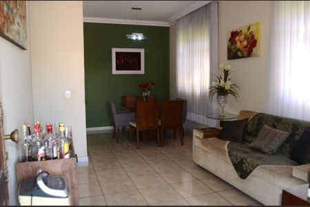 Casa à venda com 360m², 3 quartos e 4 vagasDetalhe Sala