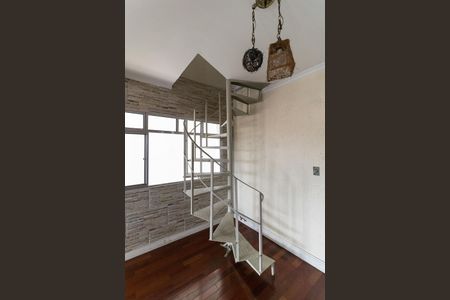 Casa à venda com 220m², 3 quartos e 2 vagas Casa à venda com 220m², 3 quartos e 2 vagasEscada