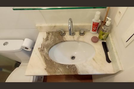Banheiro suite  de apartamento para alugar com 1 quarto, 44m² em Azenha, Porto Alegre