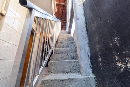 Casa para alugar com 250m², 4 quartos e 2 vagas Casa para alugar com 250m², 4 quartos e 2 vagasEscada