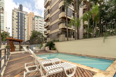 Apartamento para alugar com 374m², 3 quartos e 3 vagas Apartamento para alugar com 374m², 3 quartos e 3 vagasÁrea comum - Piscina