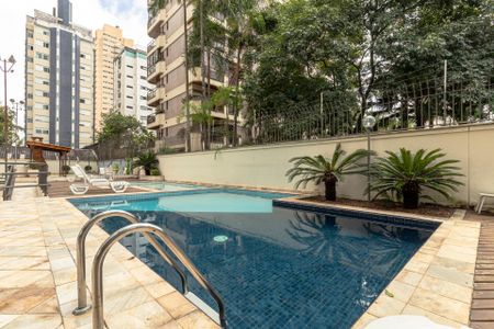 Apartamento para alugar com 374m², 3 quartos e 3 vagas Apartamento para alugar com 374m², 3 quartos e 3 vagasÁrea comum - Piscina