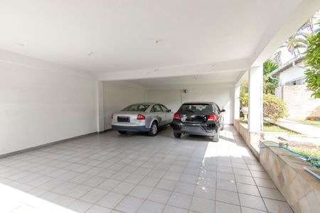 Casa à venda com 1500m², 3 quartos e 4 vagas Casa à venda com 1500m², 3 quartos e 4 vagasGaragem