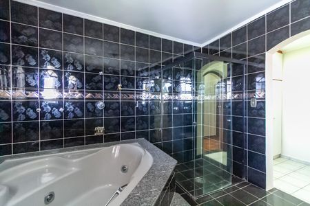 Casa à venda com 357m², 4 quartos e 6 vagasBanheiro da Suíte 1