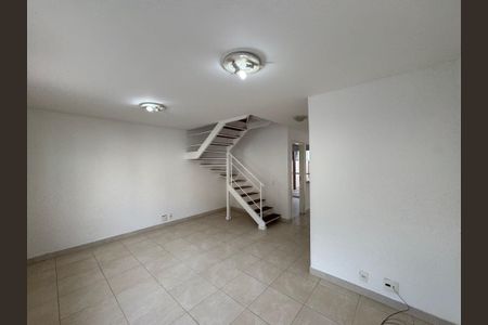 Casa de condomínio para alugar com 112m², 3 quartos e 1 vagaSala