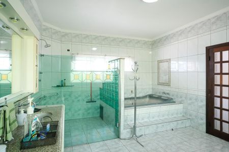 Casa à venda com 585m², 4 quartos e 10 vagasBanheiro da suíte 1