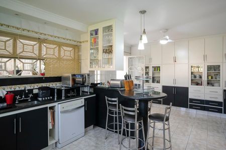 Casa à venda com 585m², 4 quartos e 10 vagasCozinha