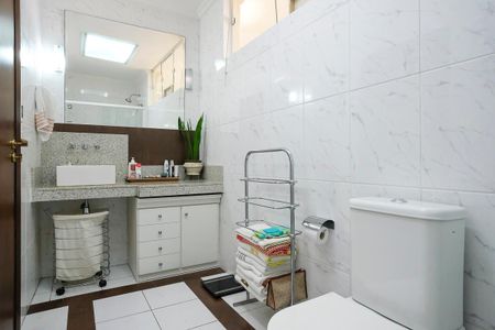 Casa à venda com 585m², 4 quartos e 10 vagasBanheiro da suíte 2