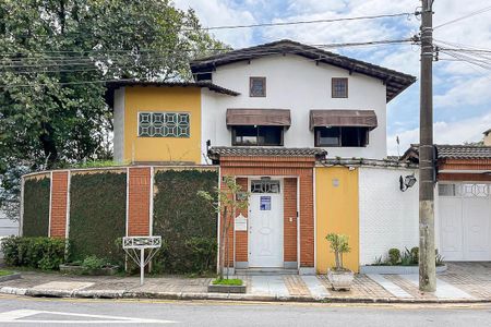 Casa à venda com 585m², 4 quartos e 10 vagasFachada + plaquinha